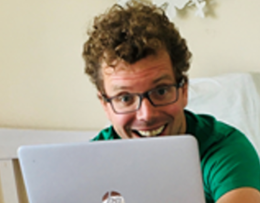 Photo of Maarten Koeners smiling with a laptop